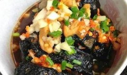 央视新闻爆料臭豆腐视频,臭豆腐制作过程引关注，食品安全再成焦点